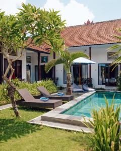 Hồ bơi trong/gần kubu pande canggu