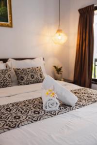 Una habitación de hotel con una cama con una toalla. en kubu pande canggu, en Canggu