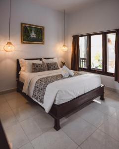 Un dormitorio con una cama grande y una ventana en kubu pande canggu, en Canggu