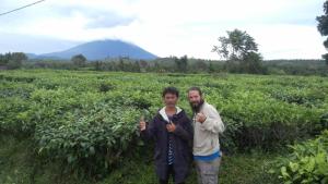 Um homem e uma mulher num campo em Masokut Surf Camp Siberut Mentawai front wave,E-Bay,Beng-Bengs,Pitstops ,Bank Vaults,Nipussi em Masokut