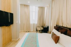 TV a/nebo společenská místnost v ubytování Goldberry Suites & Hotel Mactan