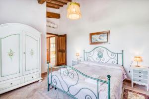 una camera con letto blu e bianco di Agriturismo Maramaldo - Happy Rentals a Castelfiorentino