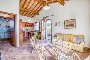 卡斯泰爾菲奧倫蒂諾的住宿－Agriturismo Maramaldo - Happy Rentals，客厅配有沙发和桌子