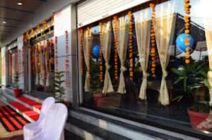 eine Person, die auf einer Bank vor einem Lagerfenster sitzt in der Unterkunft The Lord Hotel,Chandrapura in Chhatarpur