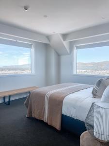 เตียงในห้องที่ Sub-Penthouse on Gloucester - Highest rental in the South Island