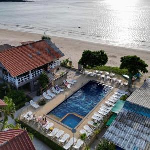 eine Draufsicht auf einen Swimmingpool neben einem Strand in der Unterkunft lovelytheroom in Ko Lanta