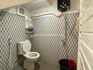 - une petite salle de bains avec toilettes dans une cabine dans l'établissement Villa Murah di Malang, à Sengkaling