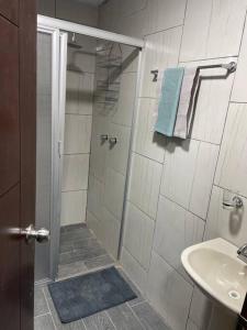 y baño con ducha y lavamanos. en Casa Rose Gold, en Guadalajara