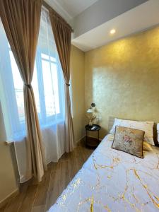 um quarto com uma cama e uma grande janela em Golden House-Super View On Turin em Turim