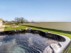 une grande piscine d'eau dans une cour dans l'établissement 3 Bed in Narberth 73936, à Maenclochog