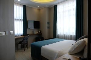 A television and/or entertainment centre at GALATAHAN Hotel Istanbul Karakoy