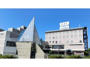 un edificio alto con un edificio con un letrero. en Honjo Grand Hotel Vacation STAY 35748, en Yurihonjo