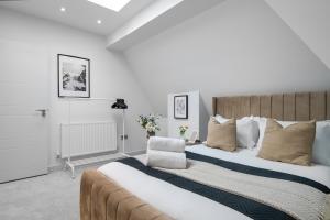 a bedroom with a large bed and a couch at LiveStay-Modern & Stylish Apartments in Didcot in Didcot