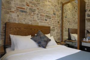 A bed or beds in a room at GALATAHAN Hotel Istanbul Karakoy