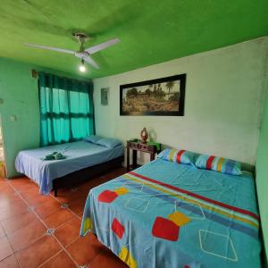 - une chambre avec deux lits et un plafond dans l'établissement CARIBbEAN Paradise Hotel, à Lanquín