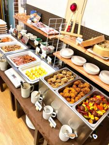 uma linha de buffet com muitos tipos diferentes de alimentos em Aomori Green Park Hotel em Aomori