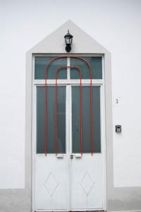una puerta de garaje blanca con una luz en la parte superior en Céntrica habitación privada , #7 de 1 a 4 personas, Casona Doña Paula Aparta-hotel, baño compartido en Puebla