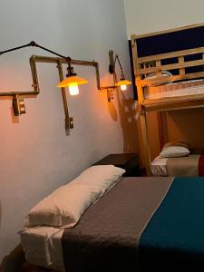 een slaapkamer met een bed en 2 stapelbedden bij Céntrica habitación privada , #7 de 1 a 4 personas, Casona Doña Paula Aparta-hotel, baño compartido in Puebla