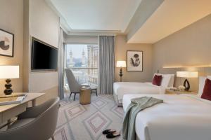 Habitación de hotel con 2 camas y ventana en Jumeirah Jabal Omar Makkah en Makkah