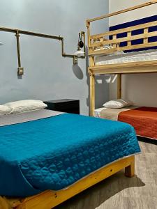 プエブラにあるCéntrica habitación privada , #7 de 1 a 4 personas, Casona Doña Paula Aparta-hotel, baño compartidoのベッドルーム1室(二段ベッド2台、青いマットレス付)