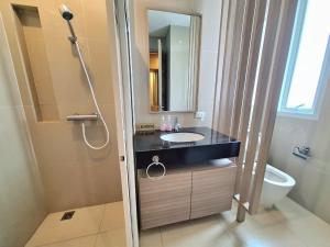 a bathroom with a sink and a mirror at บีชทาวน์ ชะอำ พูลวิลล่า ห่างหาดชะอำ2กม Beach town cha-am poolvilla from Cha-Am beach just 2km in Cha Am