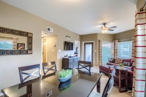 Un comedor y una sala de estar con mesa y sillas. en IC 209 Comal Escape, en New Braunfels