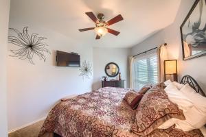Un dormitorio con una cama y un ventilador de techo. en IC 209 Comal Escape, en New Braunfels 28 fotos más