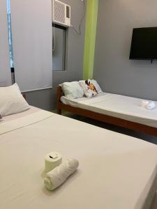 Posteľ alebo postele v izbe v ubytovaní Dapitan Travellers Inn