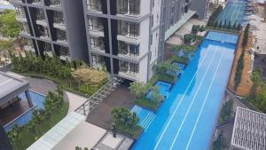 una vista aérea de un edificio con piscina en Tasteful Timeless Paradise Eternity Wedding 住进幸福里～, en Shah Alam