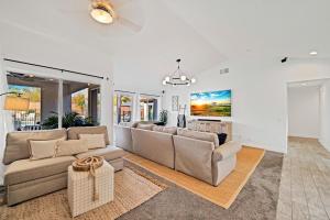 een woonkamer met een bank en een tafel bij Villa Descanso in Oceanside