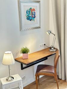 a desk with a chair and a lamp on a wall at Appart design, plein centre Marseille in Marseille