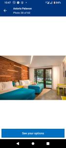 página de una habitación de hotel con camas azules en Astoria Palawan en San Jose
