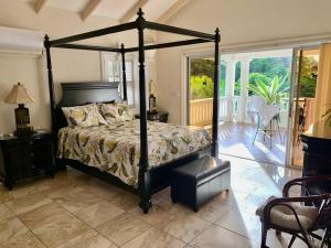 Кровать или кровати в номере Villa Ashiana - Beautiful 3-bedroom villa in Marigot Bay villa