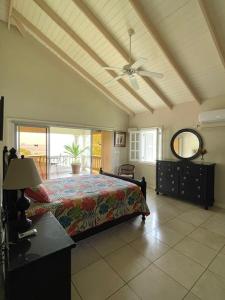 Кровать или кровати в номере Villa Ashiana - Beautiful 3-bedroom villa in Marigot Bay villa