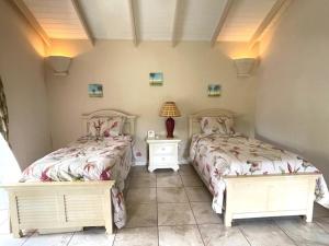 Кровать или кровати в номере Villa Ashiana - Beautiful 3-bedroom villa in Marigot Bay villa