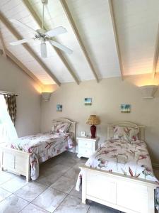 Кровать или кровати в номере Villa Ashiana - Beautiful 3-bedroom villa in Marigot Bay villa