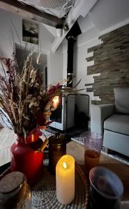 una vela sentada en una mesa en una sala de estar en Chalet cosy avec vue dégagée en Métabief