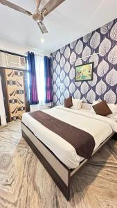 1 dormitorio con 1 cama grande en una habitación en Nahargarh Palace Hotel, en Jaipur