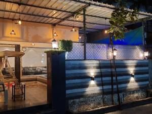 een restaurant met een blauwe en witte streepmuur bij Ivy Tungarli Dream Villa (4 BHK - Indoor Pool), Lonavala in Lonavala