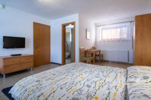 Ein Bett oder Betten in einem Zimmer der Unterkunft Pension Lunatyk