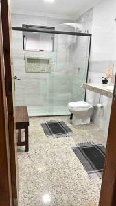 ein Bad mit einer Dusche und einem WC in der Unterkunft Casa 3 quartos com piscina e churrasqueira in Cabo Frio