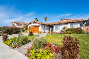 een huis met een tuin met bloemen bij Villa Descanso in Oceanside