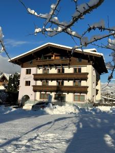 Frühstückspension Monika, B&B in Kaprun including SUMMERCARD durante l'inverno