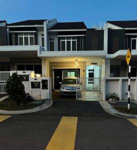 uma casa com um carro estacionado em frente em Home at Kota Puteri em Batu Arang