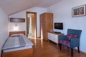 Ein Bett oder Betten in einem Zimmer der Unterkunft Pension Lunatyk