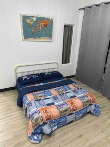 een slaapkamer met een bed en een kaart aan de muur bij Home at Kota Puteri in Batu Arang