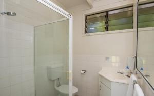a bathroom with a shower and a toilet and a sink at AFFORDABLE ISLAND ESCAPE! Queen Studio, Nelly Bay in Nelly Bay
