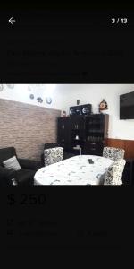 ein Bild von einem Wohnzimmer mit einem Tisch in der Unterkunft Alquiló Casa Miramar temporada 2024 in Miramar