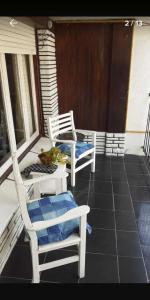 2 Stühle und ein Tisch auf einer Veranda in der Unterkunft Alquiló Casa Miramar temporada 2024 in Miramar