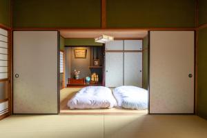 une chambre avec un lit au milieu d'une pièce dans l'établissement アルマス伊王島, à Nagasaki